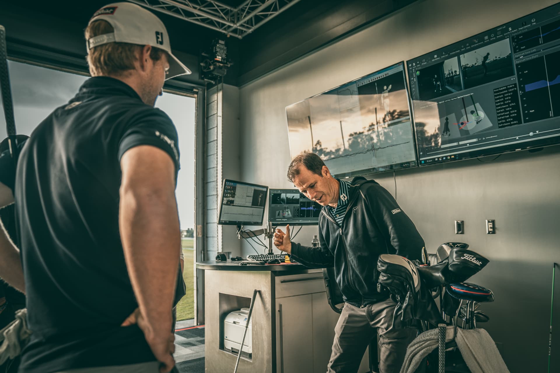 Débriefing entre un coach TPI et un joueur devant les données de swing